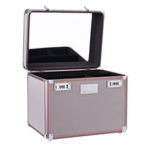 Geöffnete Imperial Riding Putzbox IRHShiny Taupe Herringbone mit großem Spiegel im Deckel und herausnehmbarer Ablage. Die Innenansicht der Pferdepflegebox zeigt die organisierte Fächeraufteilung mit Trennwänden für Bürsten, Striegel und Pflegeprodukte – ideal als Turnier-Beauty-Case.