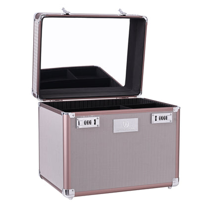 Geöffnete Imperial Riding Putzbox IRHShiny Taupe Herringbone mit großem Spiegel im Deckel und herausnehmbarer Ablage. Die Innenansicht der Pferdepflegebox zeigt die organisierte Fächeraufteilung mit Trennwänden für Bürsten, Striegel und Pflegeprodukte – ideal als Turnier-Beauty-Case.