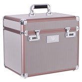 Geschlossene Imperial Riding Putzbox IRHShiny in der Farbe Taupe Herringbone. Die seitliche Frontansicht zeigt die Pferdepflegebox mit textilem Fischgrätmuster, roségoldenem Rahmen, silbernen Kanten und beidseitigem Zahlenschloss.