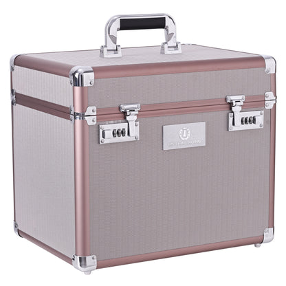 Geschlossene Imperial Riding Putzbox IRHShiny in der Farbe Taupe Herringbone. Die seitliche Frontansicht zeigt die Pferdepflegebox mit textilem Fischgrätmuster, roségoldenem Rahmen, silbernen Kanten und beidseitigem Zahlenschloss.