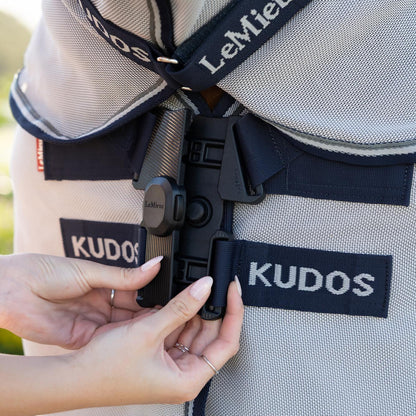 Diese Nahaufnahme demonstriert die innovative Technologie des LeMieux Neo-Lock-Verschlusses, der dank seines extrem starken und robusten Magneten nicht nur maximale Sicherheit für das Pferd bietet, sondern auch bei täglicher, starker Beanspruchung absolut zuverlässig schließt.