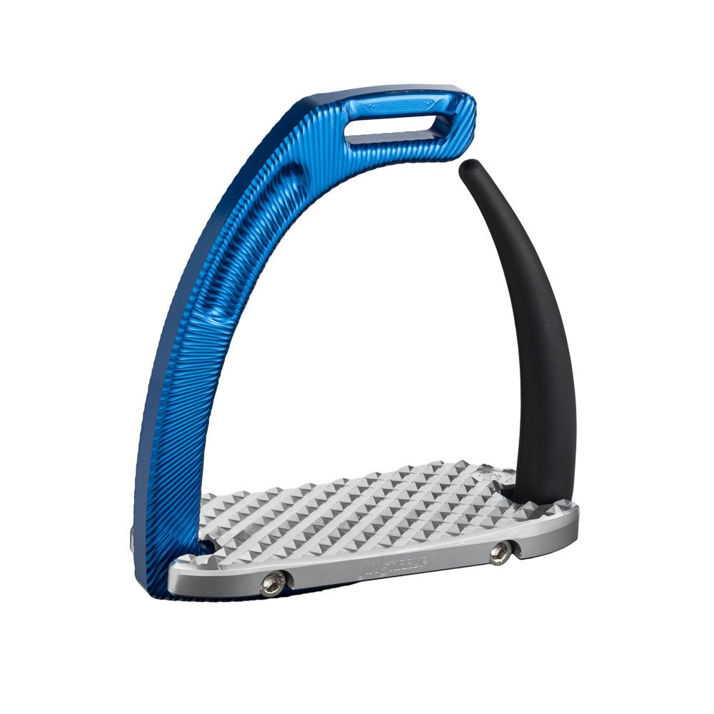 Vorderansicht des Jin Stirrup Air Sicherheitssteigbügel Blue von JS Italia. Der offene, elastische Außenbogen aus schwarzem Elastomer dient als verlässliche Sicherheitsfunktion beim Sturz. Gut sichtbar sind der innere blaue Bogen aus eloxiertem Aluminium mit radialer Designstruktur sowie die silberne, anatomisch geformte Trittfläche. Die markante Diamantprägung sorgt für rutschfesten Grip und maximale Stabilität im Springsport und Gelände.