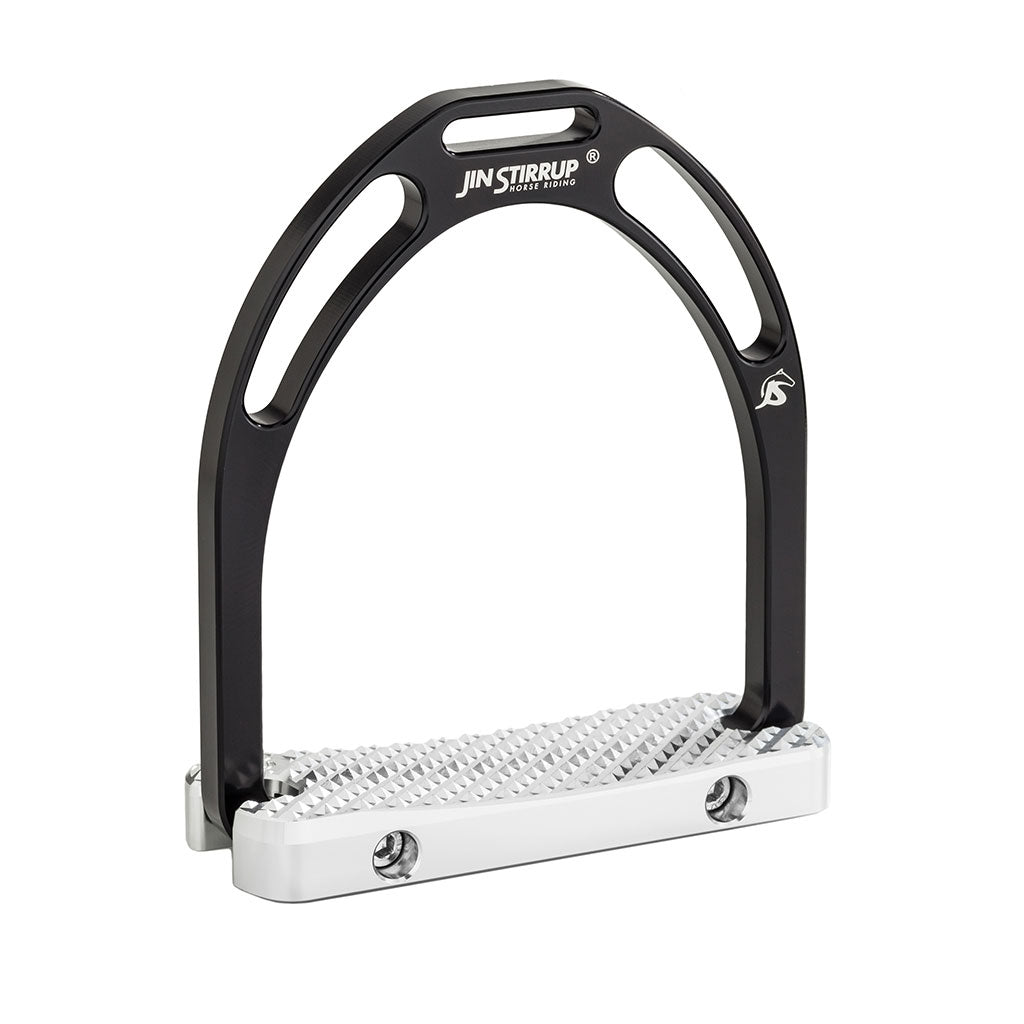 Der schwarze Jin Stirrup Dressage Steigbügel aus hochwertigem, eloxiertem Aluminium zeigt seine patentierte anatomische Trittfläche (12 cm) und Steigbügeltrittbreite (5,5 cm). Deutlich zu erkennen ist die präzise Diamantstruktur für maximalen Grip im Viereck. Das massive Design des schweren 520 g Dressurbügels von JS Italia sorgt funktional für ein ruhiges, mitschwingendes Reiterbein bei Dressurreiterinnen und Freizeitreiterinnen.