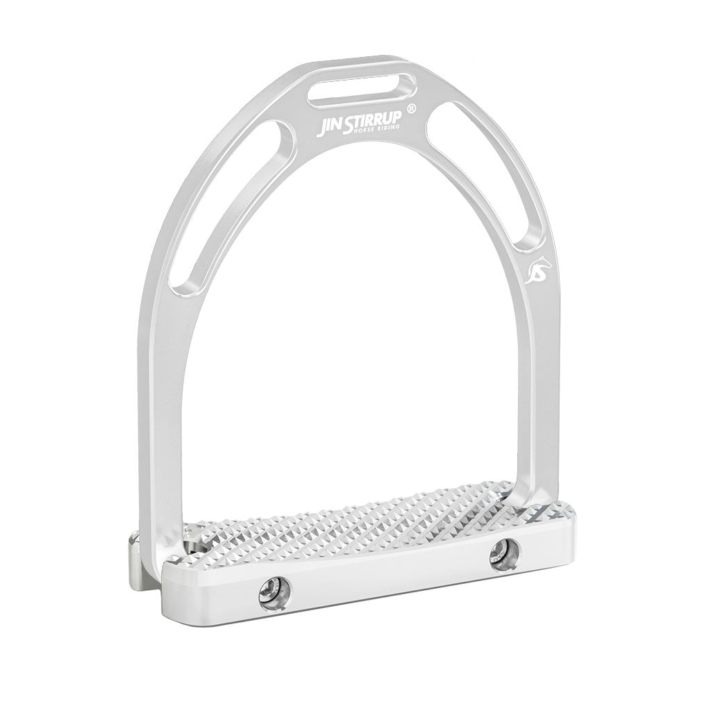 Der silberne Jin Stirrup Dressage Steigbügel aus hochwertigem, eloxiertem Aluminium zeigt seine patentierte anatomische Trittfläche (12 cm) und Steigbügeltrittbreite (5,5 cm). Deutlich zu erkennen ist die präzise Diamantstruktur für maximalen Grip im Viereck. Das massive Design des schweren 520 g Dressurbügels von JS Italia sorgt funktional für ein ruhiges, mitschwingendes Reiterbein bei Dressurreiterinnen und Freizeitreiterinnen.