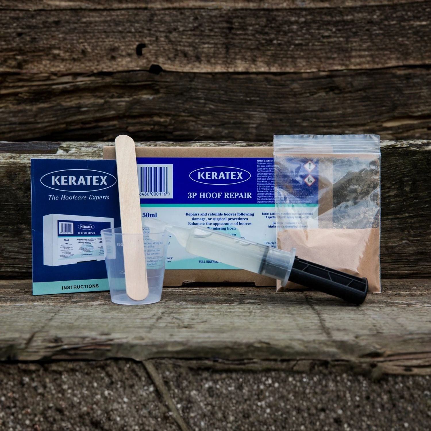Keratex 3P Hoof Repair Kit Hufreparatur Set kurz vor der Anwendung im Stall: Doppelspritze, Füllpulver, Mischbecher und Spachtel bereitgestellt zur Reparatur beschädigter Pferdehufe. Das Hufreparatur-Set ermöglicht die einfache DIY-Reparatur von Hufhornschäden direkt am Pferd, haftet zuverlässig am Huf, härtet bei niedrigen Temperaturen aus und bildet einen stabilen, flexiblen Ersatz für natürliches Hufhorn. Ideal für Pferdehalter, Hufschmiede und Therapeuten zur Unterstützung und Erhaltung der Hufstruktur.