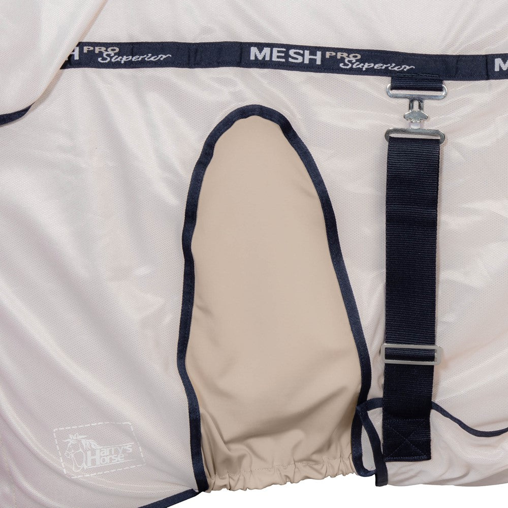Diese Nahaufnahme der Pferdedecke gegen Fliegen präsentiert die eng anliegende, elastische Gehfalte am Vorderbein sowie einen Teil des breiten Bauchlatzes mit T-Verschlüssen, wodurch eine perfekte Barriere gegen Insekten bei gleichzeitig maximaler Bewegungsfreiheit für das Pferd entsteht.