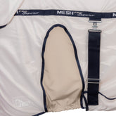 Diese Nahaufnahme der Pferdedecke gegen Fliegen präsentiert die eng anliegende, elastische Gehfalte am Vorderbein sowie einen Teil des breiten Bauchlatzes mit T-Verschlüssen, wodurch eine perfekte Barriere gegen Insekten bei gleichzeitig maximaler Bewegungsfreiheit für das Pferd entsteht.