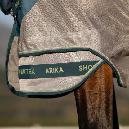 Die Detailaufnahme zeigt den zweiteiligen, patentierten Saum der LeMieux Hybriddecke mit Arika Shower-Tek Aufdruck, der den Vorderbeinen des Pferdes grenzenlose Bewegungsfreiheit für wilde Galoppaden und Bocksprünge auf der Koppel garantiert, ohne zu spannen.