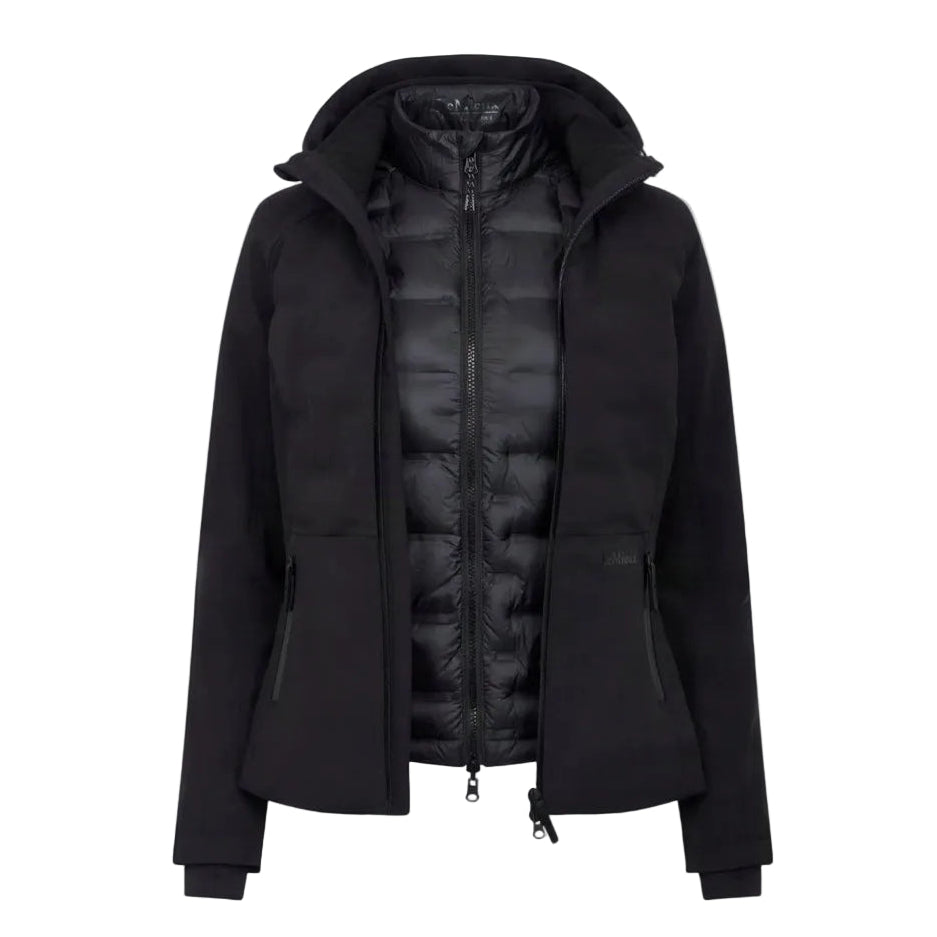 Geöffnete schwarze LeMieux 3-in-1-Hybridjacke Brooke für Damen mit direkt sichtbarer, gesteppter Zip-In-Innenweste. Die herausnehmbare, leicht gefütterte Reitweste mit Stehkragen sorgt für maximale Flexibilität und Verwandlungsfähigkeit von der leichten Regenjacke zur warmen Winterreitjacke. Gut zu erkennen sind die doppelten Reißverschlüsse und die Steppkammern der Weste.