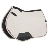 LeMieux Essence Eurojump Square Stone – Anatomische Springschabracke mit Widerristfreiheit durch Schwanenhals-Schnitt, atmungsaktivem 3D-Carbon-Mesh-Rücken und kühlendem Self-Cool-Futter. Gezeigt wird die Eurojump-Form für maximale Schulterfreiheit und kurze Sattelblätter bei Springsätteln. Details: Elegante Chevron-Steppung in Beige/Stone, robuster PU-Leder-Gurtschutz in Schwarz und schnelltrocknendes Material für intensives Training.