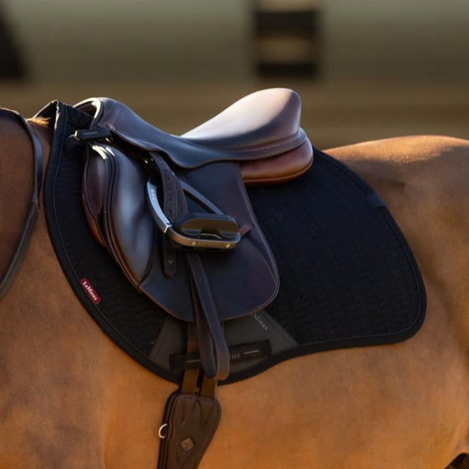 Detailaufnahme der schwarzen LeMieux Eurojump Schabracke mit PU-Leder-Verstärkung im Gurtbereich und dunkler Paspel. Schützt effektiv vor Reibung und Hochrutschen des Sattelgurtes.