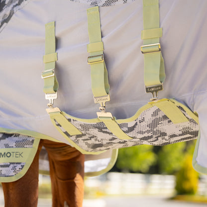 Der breite Bauchlatz der LeMieux Arika Camo-Tek Fliegendecke im Camouflage-Muster tarnt die Umrisse des Pferdes, um Insekten die Landung zu erschweren, während drei individuell verstellbare T-Steg-Verschlüsse die mechanische Barriere sicher am Bauch fixieren.