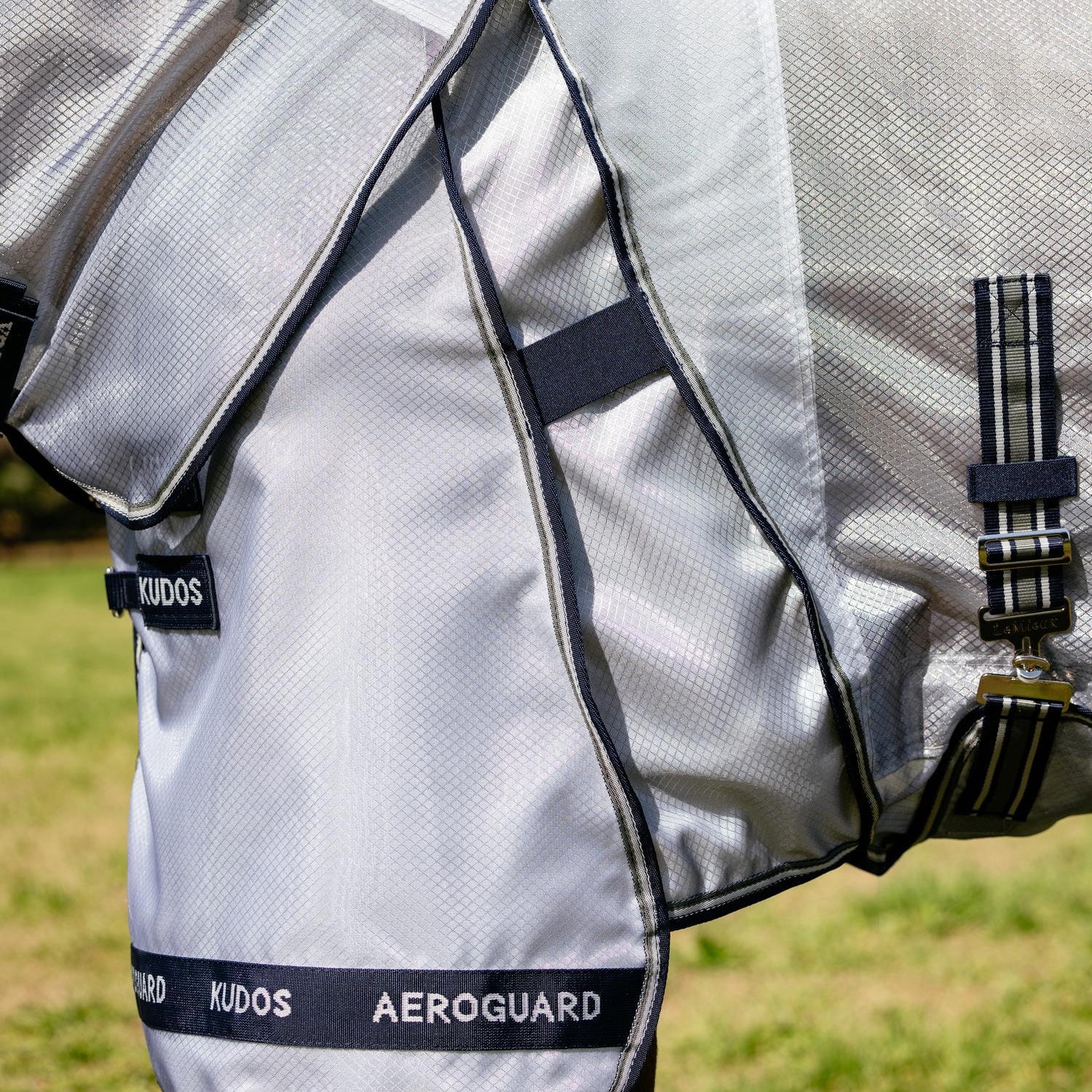Detailansicht der patentierten, hoch eingesetzten Gehfalte der LeMieux Fliegendecke Kudos AeroGuard. Der integrierte elastische Einsatz schließt die Decke bündig ab und stärkt so die Barrierefunktion gegen Insekten. Gleichzeitig genießt das Pferd maximale Bewegungsfreiheit ohne Scheuern, selbst bei schnellen Galoppsprüngen oder wilden Freudensprüngen auf der Koppel.