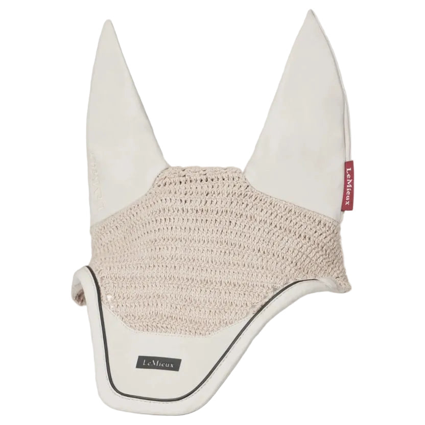 LeMieux Fliegenmütze Essence Stone (helles Beige) am Pferd – Handgehäkelte Fliegenhaube mit elastischen Elasthan-Ohren für maximales Ohrenspiel, kontrastfarbiger dunkler Paspel und effektivem Fliegenschutz beim Reiten.