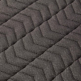 Nahaufnahme der LeMieux Heritage Dressurschabracke Herringbone in Cocoa: Detailansicht der präzisen Chevron-Steppung über dem gewebten Fischgrätmuster im warmen Braunton für eine elegante Optik und formstabile, flache Auflage am Pferderücken.