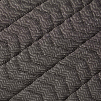 Nahaufnahme der LeMieux Heritage Dressurschabracke Herringbone in Cocoa: Detailansicht der präzisen Chevron-Steppung über dem gewebten Fischgrätmuster im warmen Braunton für eine elegante Optik und formstabile, flache Auflage am Pferderücken.