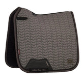 Die braune LeMieux Heritage Dressurschabracke Herringbone Dressage Square in Cocoa zeigt ihr edles Fischgrätmuster in Chevron-Steppung, den anatomischen Schwanenhals-Schnitt für Widerristfreiheit und den verstärkten PU-Leder-Gurtschutz sowie die D-Ring-Befestigung.