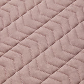 Detailaufnahme der LeMieux Heritage Dressurschabracke im Farbton Wild Rose (Altrosa) mit Fokus auf die feine Webstruktur. Das Bild zeigt das traditionelle Fischgrätmuster (Herringbone) in Kombination mit der eleganten Chevron-Steppung, die für Formstabilität und eine gleichmäßige Druckverteilung auf dem Pferderücken sorgt.