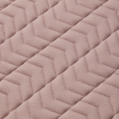 Detailaufnahme der LeMieux Heritage Dressurschabracke im Farbton Wild Rose (Altrosa) mit Fokus auf die feine Webstruktur. Das Bild zeigt das traditionelle Fischgrätmuster (Herringbone) in Kombination mit der eleganten Chevron-Steppung, die für Formstabilität und eine gleichmäßige Druckverteilung auf dem Pferderücken sorgt.