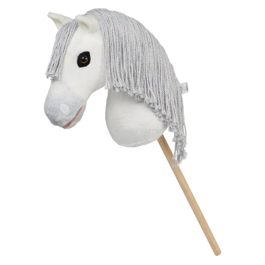 Weißes LeMieux Hobby Horse Coco Steckenpferd als Fliegenschimmel mit langer hellgrauer Mähne zum Einflechten und einem stabilen, abschraubbaren Holzstab für Kinder und Hobby-Horsing-Turniere in der Dressur, im Springen oder einer anderen Hobby Horse Disziplin.