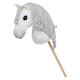 Weißes LeMieux Hobby Horse Coco Steckenpferd als Fliegenschimmel mit langer hellgrauer Mähne zum Einflechten und einem stabilen, abschraubbaren Holzstab für Kinder und Hobby-Horsing-Turniere in der Dressur, im Springen oder einer anderen Hobby Horse Disziplin.