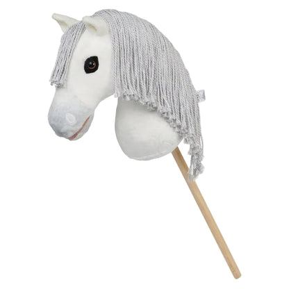 Weißes LeMieux Hobby Horse Coco Steckenpferd als Fliegenschimmel mit langer hellgrauer Mähne zum Einflechten und einem stabilen, abschraubbaren Holzstab für Kinder und Hobby-Horsing-Turniere in der Dressur, im Springen oder einer anderen Hobby Horse Disziplin.