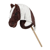 Realistisches LeMieux Hobby Horse Dazzle: Braun-weißes Pinto-Steckenpferd mit zweifarbiger Mähne und abnehmbarem Holzstab, geeignet für Kinder ab 3 Jahren sowie Turniersport in Dressur und Springen.
