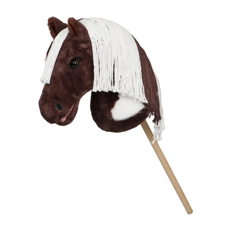 Realistisches LeMieux Hobby Horse Dazzle: Braun-weißes Pinto-Steckenpferd mit zweifarbiger Mähne und abnehmbarem Holzstab, geeignet für Kinder ab 3 Jahren sowie Turniersport in Dressur und Springen.