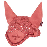 Produktbild der handgehäkelten LeMieux Hobby Horse Fliegenmütze in der Farbe Spiced Earth. Die rosa Steckenpferd-Fliegenhaube mit braunen Nuancen und dunkler Kordel im Stirnbereich entspricht optisch exakt der LeMieux Classic Linie. Das LeMieux Logo ist eingestickt und rundet den edlen Look für dein Hobby Horse ab.