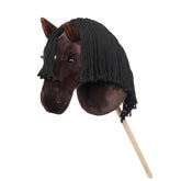 Detaillierte Seitenansicht der dunkelbraunen LeMieux Hobby-Horse-Stute Freya mit langer schwarzer Mähne, weißer Stern-Blesse und stabilem Holzstab, ideal als Steckenpferd für Dressur und Springen.