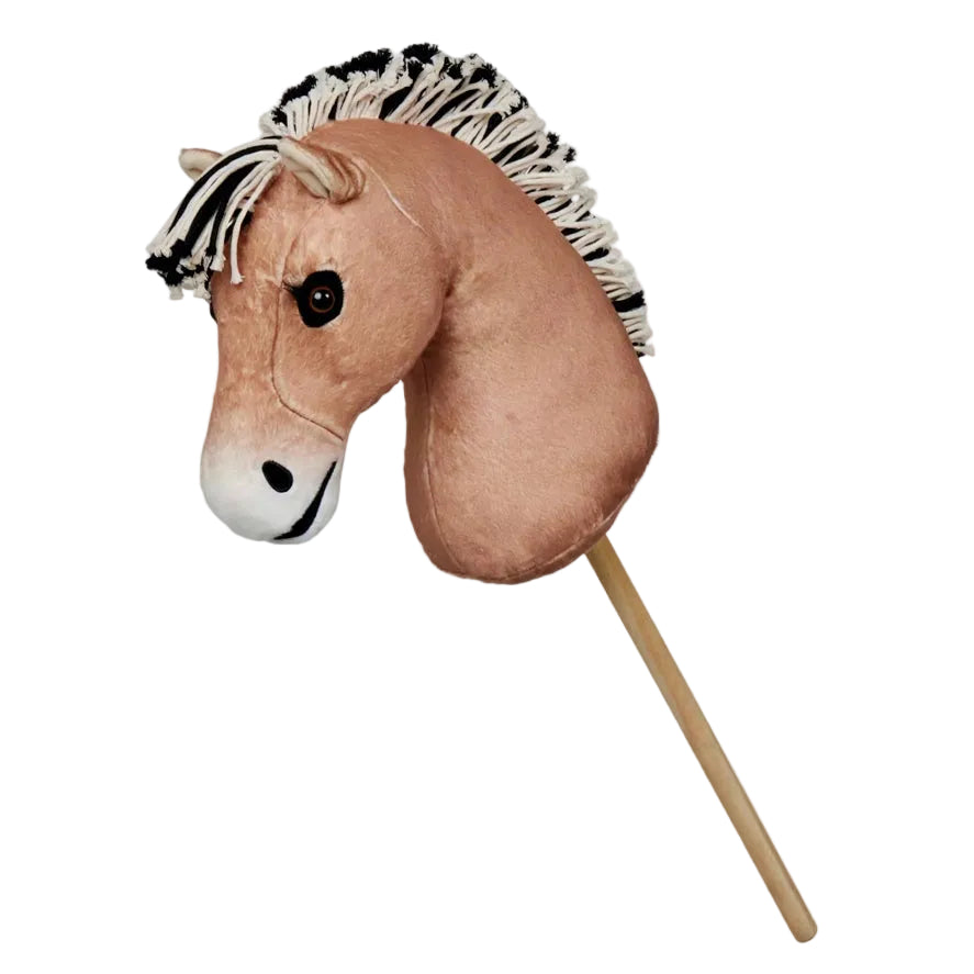 LeMieux Hobby Horse Oskar als norwegisches Fjordpferd in der Farbe Falbe mit charakteristischer zweifarbiger Stehmähne, hellem Mehlmaul, bernsteinfarbenen Augen und stabilem abschraubbaren Holzstab für das Hobby Horsing.