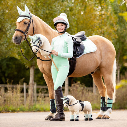 Hobby Horse Popcorn mit der Influencerin Harlow aus Großbritannien und dem echten Pferd Popcorn, das für das Hobby Horse Popcorn sowie das Toypony Popcorn Vorbild war und ist. Das Steckenpferd Popcorn ähnelt dem Pferd Popcorn sehr durch die realistischen Details und die gleiche Fellfarbe.