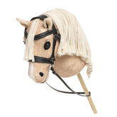 Hochauflösende Nahaufnahme des LeMieux Hobby Horses Popcorn seitlich von vorne: Das edle hellgoldene Steckenpferd trägt die braune LeMieux Hunter Trense, eine weiße Blesse und eine gekämmte lange Mähne zum Einflechten für Hobby Horsing Turniere.