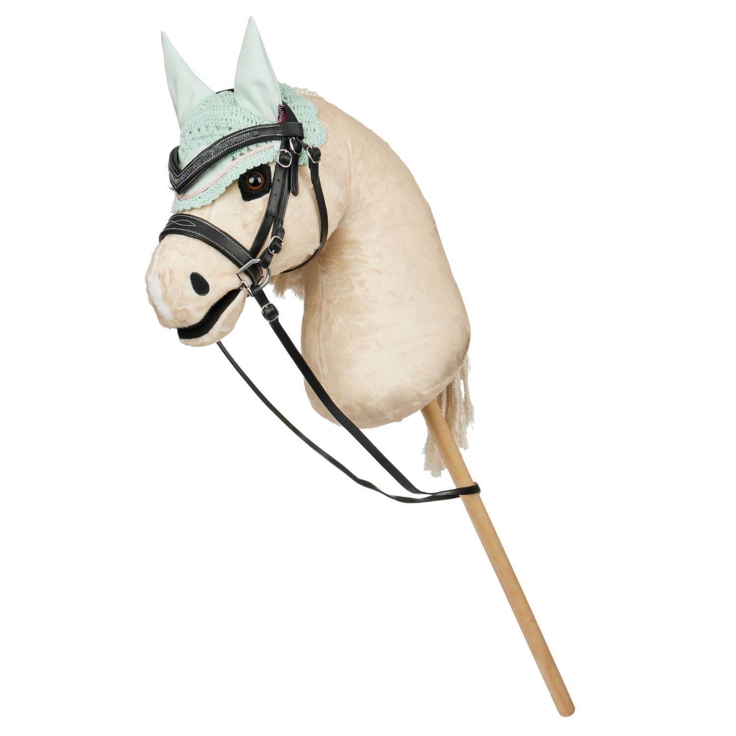 Das LeMieux Hobby Horse Popcorn ein heller Palomino, getrenst mit Fliegenmütze vor weißem Hintergrund: Das Trensengebiss liegt dank Klettverschluss fest im Maul, während die Zügel über dem abschraubbaren Holzstab hängen.