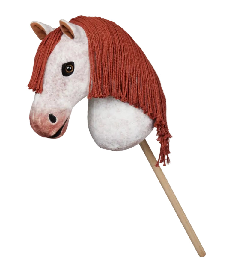 Produktansicht des LeMieux Hobby Horse Poppy, ein Steckenpferd in der Sonderfarbe Rotschimmel (Red Roan) mit langer roter Mähne und fast weißem Fell
