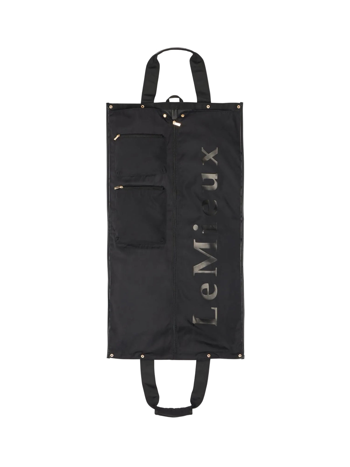 Separater schwarzer LeMieux Kleidersack der Luxe Show Jacket Kollektion in voller Länge: Ausgeklappter Kleiderträger mit vertikalem LeMieux-Schriftzug, goldfarbenem Reißverschluss und zwei aufgesetzten Zubehörtaschen für den knitterfreien Schutz von Reitfrack und Turnierjacket.