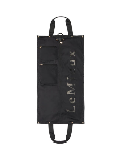 Separater schwarzer LeMieux Kleidersack der Luxe Show Jacket Kollektion in voller Länge: Ausgeklappter Kleiderträger mit vertikalem LeMieux-Schriftzug, goldfarbenem Reißverschluss und zwei aufgesetzten Zubehörtaschen für den knitterfreien Schutz von Reitfrack und Turnierjacket.