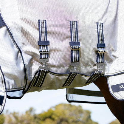 Detailansicht des extra breiten und langen Bauchlatzes der Fliegendecke mit drei geraden Bauchgurten und sicheren T-Verschlüssen, wobei der mittlere Gurt abnehmbar ist. Diese Konstruktion bildet eine undurchdringliche mechanische Barriere an der empfindlichen Bauchnaht des Pferdes und bietet optimalen Schutz vor Kriebelmücken, Bremsen und Fliegen.