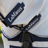 Detailansicht der robusten Klettverschlüsse am abnehmbaren Halsteil der grauen LeMieux Kudos Gladiator Fliegendecke, versehen mit dem hochwertigen originalen LeMieux Marken-Branding.