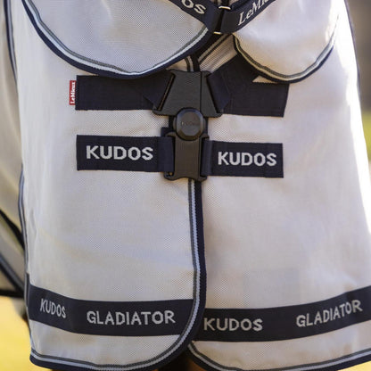 Hochauflösende Detailaufnahme des geschlossenen LeMieux Neo-Lock-Verschlusses der Kudos Gladiator Insektenschutzdecke, der dank eines extrem starken Neodym-Magneten ein beispiellos robustes und sicheres Verschlusssystem bietet.