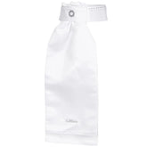 Detailansicht des LeMieux Plastron Brilliance Dressurkragens in Weiß für Damen. Es verfügt über eine schimmernde Biese und zwei Reihen funkelnder Kristallsteine in Crystal, die rundherum verlaufen. Der Kragen ragt elegant aus einem Turnierjacket hervor und ist von der Seite sichtbar. Praktischer Klettverschluss zum Verschließen