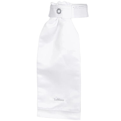 Detailansicht des LeMieux Plastron Brilliance Dressurkragens in Weiß für Damen. Es verfügt über eine schimmernde Biese und zwei Reihen funkelnder Kristallsteine in Crystal, die rundherum verlaufen. Der Kragen ragt elegant aus einem Turnierjacket hervor und ist von der Seite sichtbar. Praktischer Klettverschluss zum Verschließen