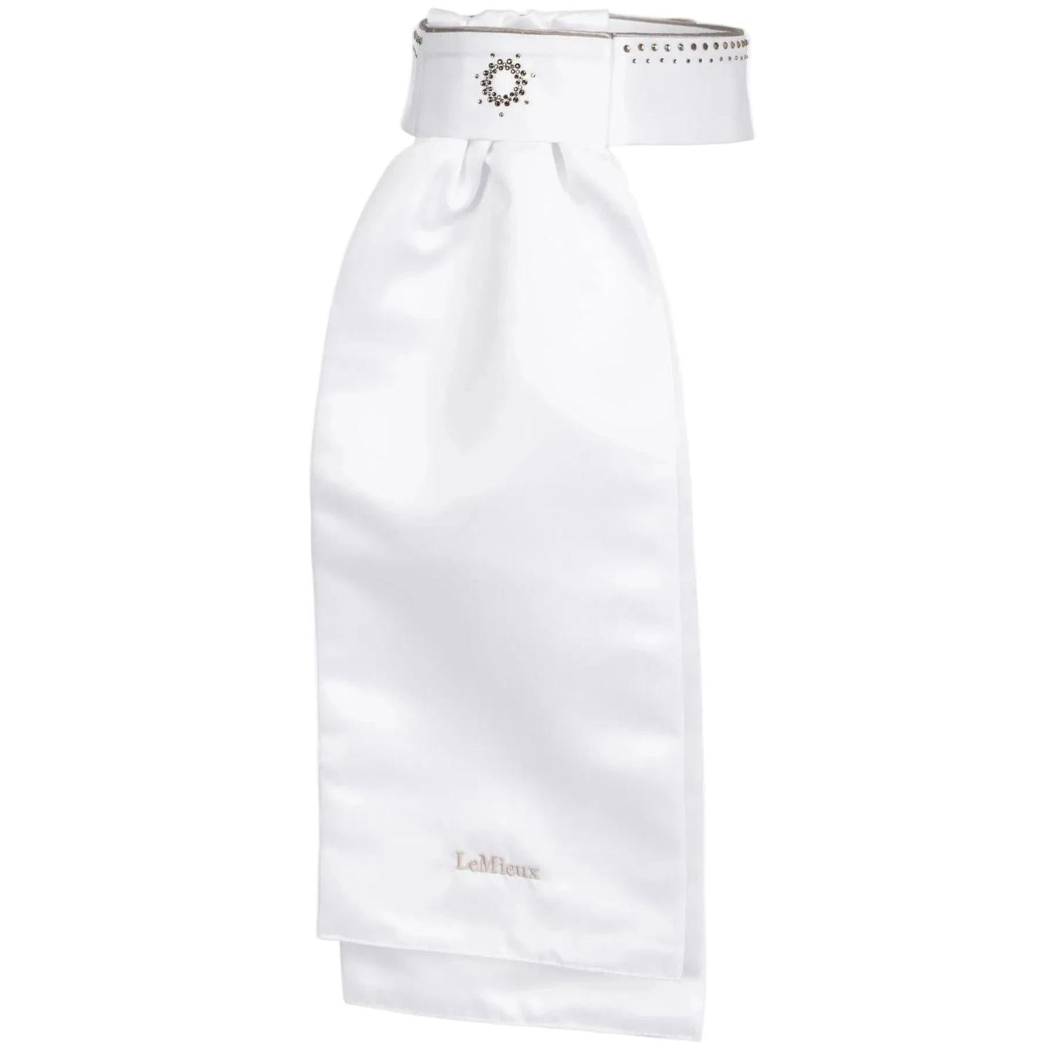 Detailansicht LeMieux Plastron Brilliance Weiß-Espresso: Der Dressurkragen mit beiger Biese und zwei Reihen goldener Kristallsteine ragt elegant aus dem Turnierjacket oder Dressurfrack. Auch seitlich sichtbar, mit praktischem Klettverschluss.