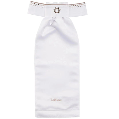 LeMieux Plastron Brilliance Weiß-Espresso mit goldenem Logo-Stick. Der gerüschte Schal zeigt ein funkelndes Sonnenmotiv aus drei Kreisen in Dunkelbraun und Gold mit strahlenförmigen Kristallsteinen. Zweireihig glitzernder Dressurkragen für ein edles Turnieroutfit.