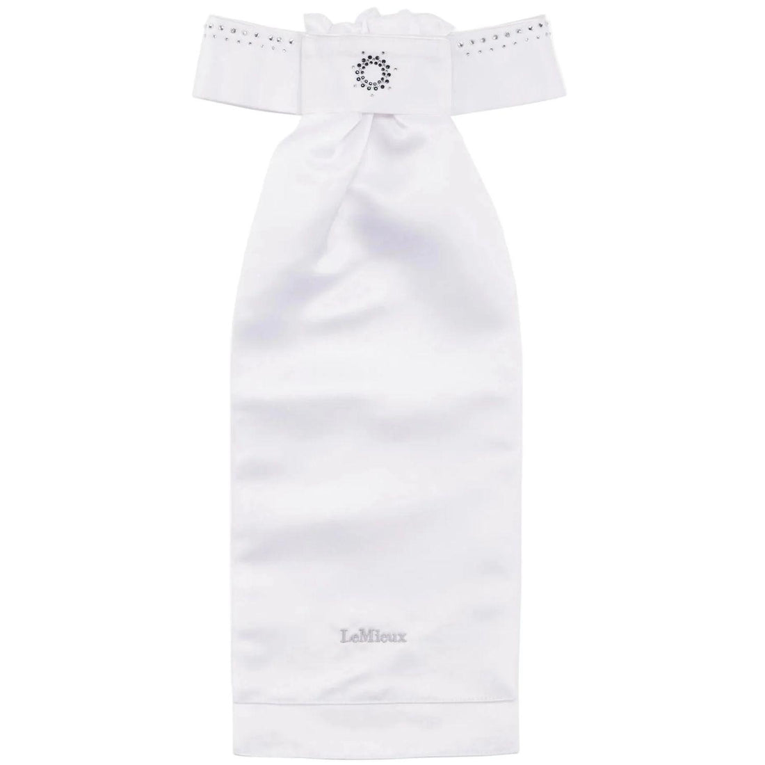 Vorgebundenes Damen Dressur Plastron LeMieux Brilliance in Weiß-Navy. Der gerüschte Satin-Schal mit silberner Logo-Stickerei zeigt ein zentrales, funkelndes Sonnenmotiv aus Strass-Kreisen in dunkelblauen und hellen Kristallsteinen. Der Dressurkragen ist mit einer Biese und zweireihigen Kristallen gesäumt. Für ein abgestimmtes Turnieroutfit in der Dressur.