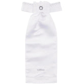 Vorgebundenes Damen Dressur Plastron LeMieux Brilliance in Weiß-Navy. Der gerüschte Satin-Schal mit silberner Logo-Stickerei zeigt ein zentrales, funkelndes Sonnenmotiv aus Strass-Kreisen in dunkelblauen und hellen Kristallsteinen. Der Dressurkragen ist mit einer Biese und zweireihigen Kristallen gesäumt. Für ein abgestimmtes Turnieroutfit in der Dressur.