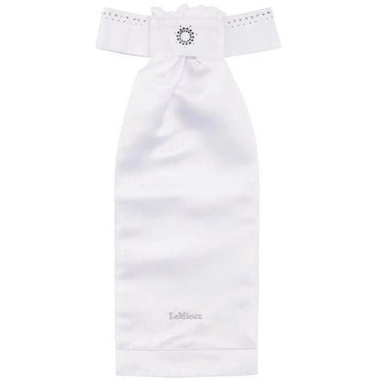 Vorgebundenes Damen Dressur Plastron LeMieux Brilliance in Weiß-Navy. Der gerüschte Satin-Schal mit silberner Logo-Stickerei zeigt ein zentrales, funkelndes Sonnenmotiv aus Strass-Kreisen in dunkelblauen und hellen Kristallsteinen. Der Dressurkragen ist mit einer Biese und zweireihigen Kristallen gesäumt. Für ein abgestimmtes Turnieroutfit in der Dressur.