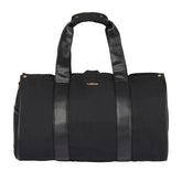 Schwarze LeMieux Reisetasche Luxe Show Jacket Duffle Bag mit goldenen Metallapplikationen und PU-Lederhenkeln: Die elegante 2-in-1-Turniertasche für den knitterfreien Transport von Turnierjacket und Reitbekleidung auf dem Turnierplatz.