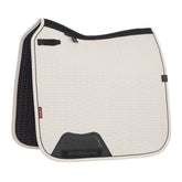 LeMieux Essence Dressage Schabracke in Stone (helles Beige) – Technische Sattelunterlage mit Self-Cool-Futter, 3D-Carbon-Mesh-Widerrist, Schwanenhals-Schnitt und robustem schwarzen PU-Leder-Gurtschutz.