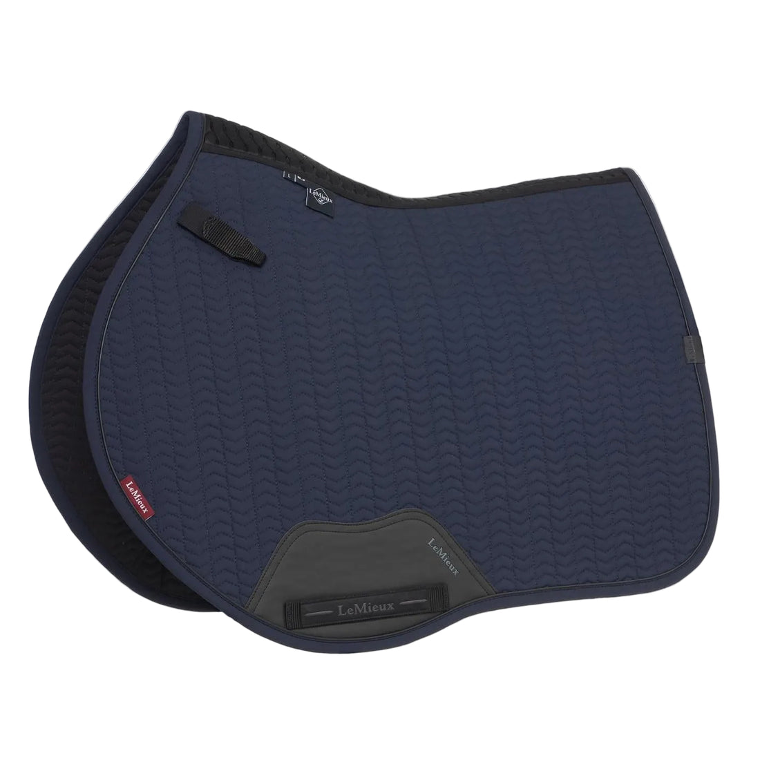 Die LeMieux Schabracke Essence Eurojump Square Navy zeigt ihre anatomische Schwanenhals-Form mit Chevron-Steppung. Der spezifische Eurojump-Schnitt folgt Springsätteln für maximale Schulterfreiheit beim Reiten mit kurzen Steigbügeln. Am Widerrist ist das 3D-Carbon-Mesh Material zu erkennen, während der Gurtbereich durch robustes PU-Leder verstärkt ist und D-Ring Befestigungen besitzt.
